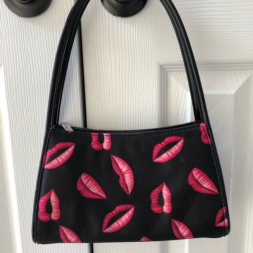 Trendy “lips” purse